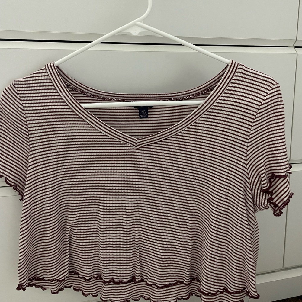 This is a comfy shirt from aeropostal and it is a small.🌸